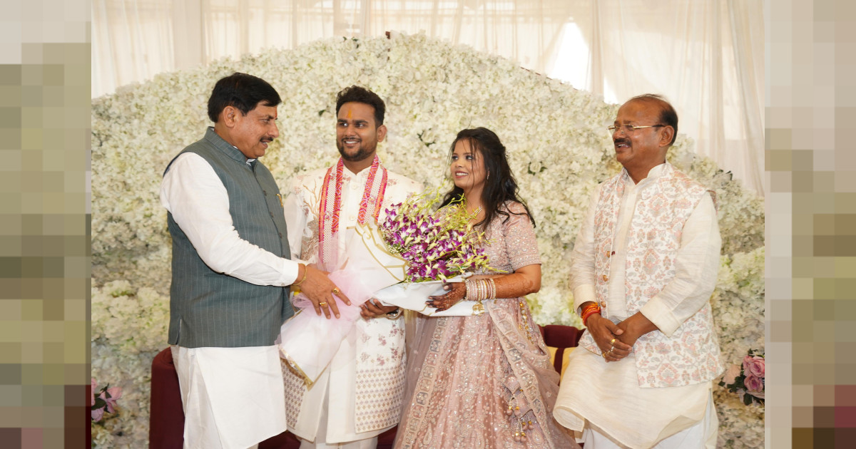 राज्य मंत्री दिलीप जायसवाल के पुत्र के विवाह समारोह में शामिल हुए मुख्यमंत्री डॉ मोहन यादव