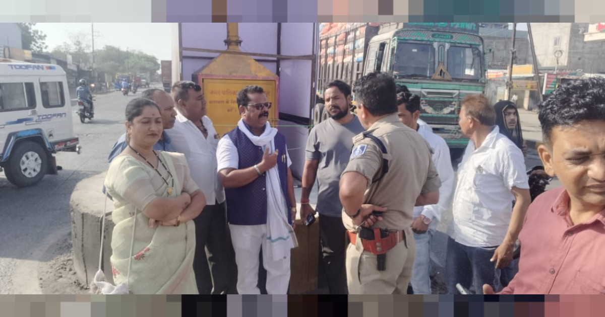 पीथमपुर - समता चौराहे पर बाबा साहब की प्रतिमा/पोस्टर के अपमान से आक्रोश, अंबेडकरवादियों ने किया प्रदर्शन