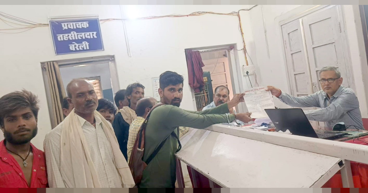 विद्धुत आपूर्ती चालू करवाने के लिए पंचायत ने ग्रामीणों के साथ सौंपा ज्ञापन