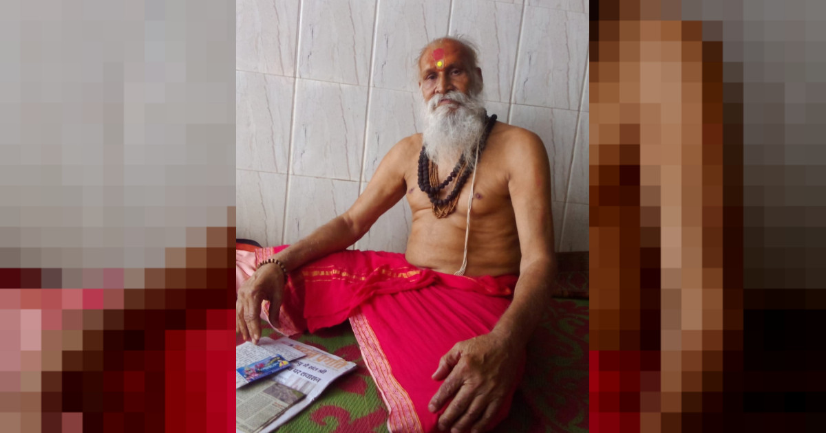 चित्रकूट धाम से आए 72 वर्षीय संत शवासन मुद्रा में मड़फा तालाब सामतपुर में 2 घंटे पानी में करेंगे योग