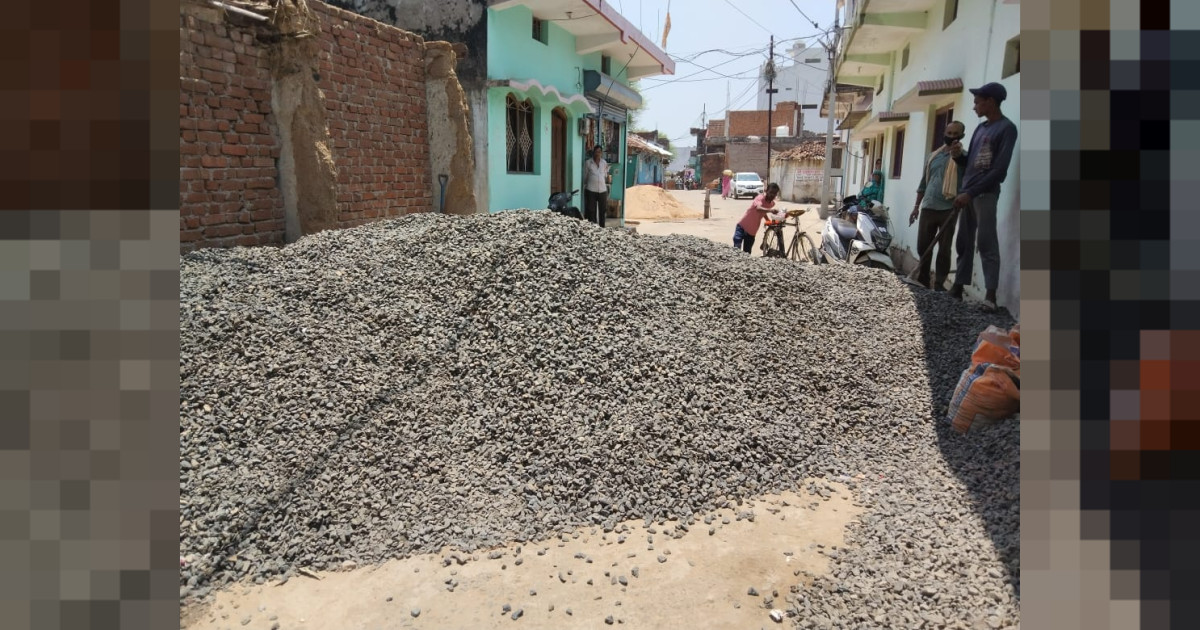 सड़क पर बिखरी निर्माण सामग्री से थमी शवयात्रा, जिम्मेदारों की लापरवाही पर उठे सवाल