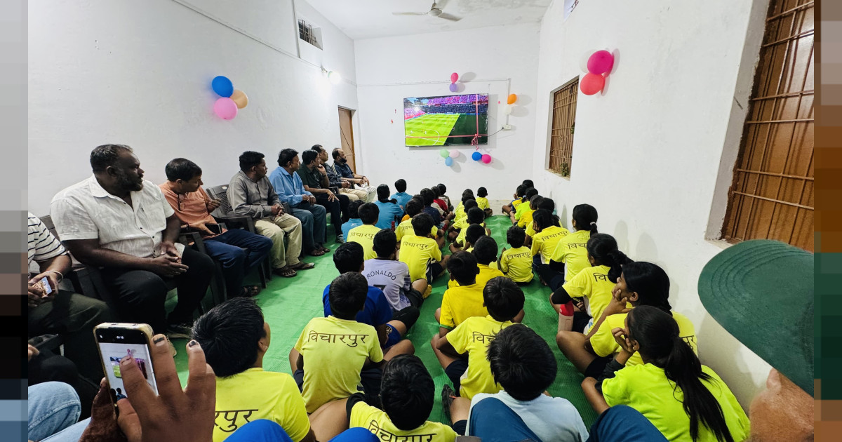 कलेक्टर के प्रयासों से मिनी ब्राजील के खिलाड़ियों को मिली फुटबॉल फीफा वर्ल्ड कप देखने की सुविधा