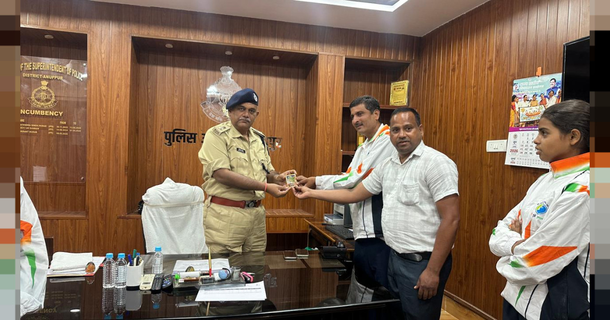 मां तुझे प्रणाम योजना से लौटे युवाओं का पुलिस अधीक्षक कार्यालय में सम्मान