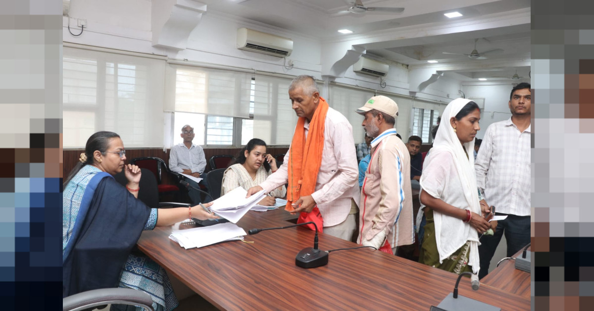 अपर कलेक्टर ने जिले के दूर-दराज क्षेत्रो से आएं लोगो की सुनीं समस्या एवं शिकायतें