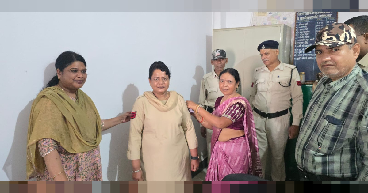 जिला आबकारी अधिकारी ने पदोन्नत हुए उपनिरीक्षक एवं प्रधान आरक्षको दी शुभकामनाएं