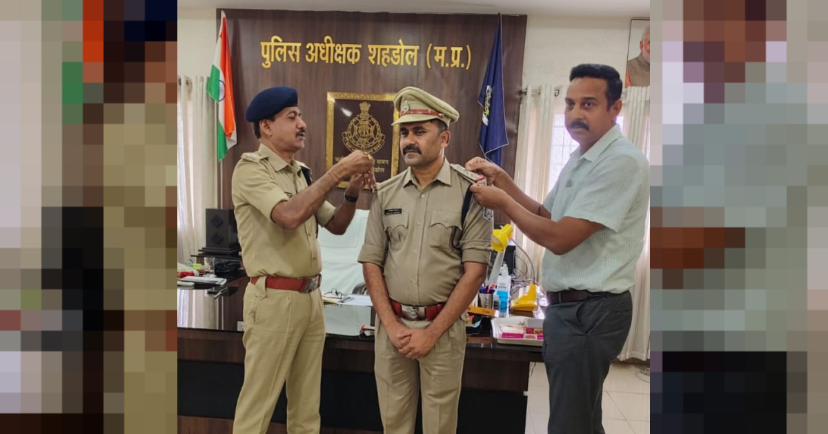 पुलिस अधीक्षक ने पदोन्नत रक्षित निरीक्षकों को स्टार लगाकर दी शुभकामनाएं
