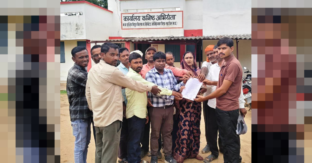 दो माह से बिजली विहीन ग्राम बरना मे नए ट्रांसफार्मर के लिए भाजपा मंडल जयसिंहनगर मंडल अध्यक्ष ने जे.ई. को सौपा शिकायत पत्र