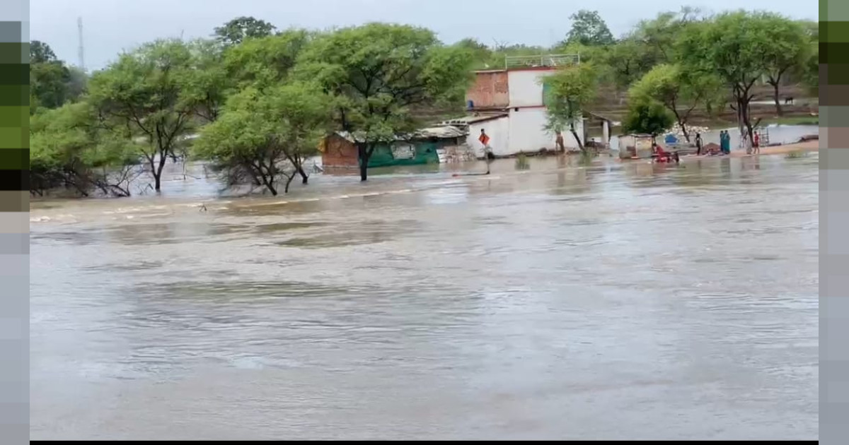कुकदा नाला बना मुसीबत: उफान के बाद कई घरों में घुसा पानी, जनजीवन अस्त-व्यस्त