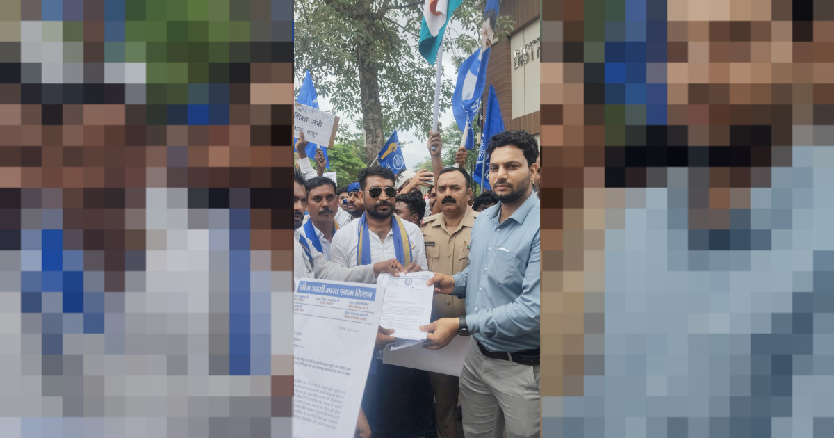 भीम आर्मी ने कलेक्ट्रेट का घिराव कर महामहिम राष्ट्रपति महोदया के नाम से 9 सूत्री मांगों का ज्ञापन दिया