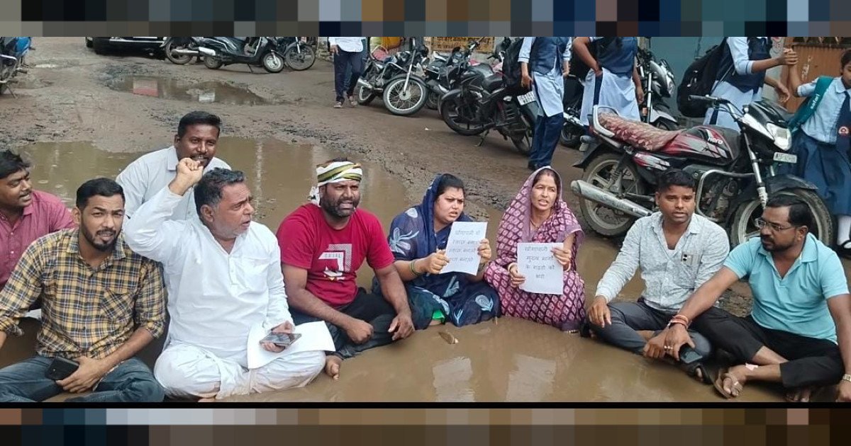 खोगापानी की बदहाल सड़कों पर फूटा जनाक्रोश कीचड़ और गड्ढों में उतरे जनप्रतिनिधि, सीएमओ को हटाने की मांग तेज