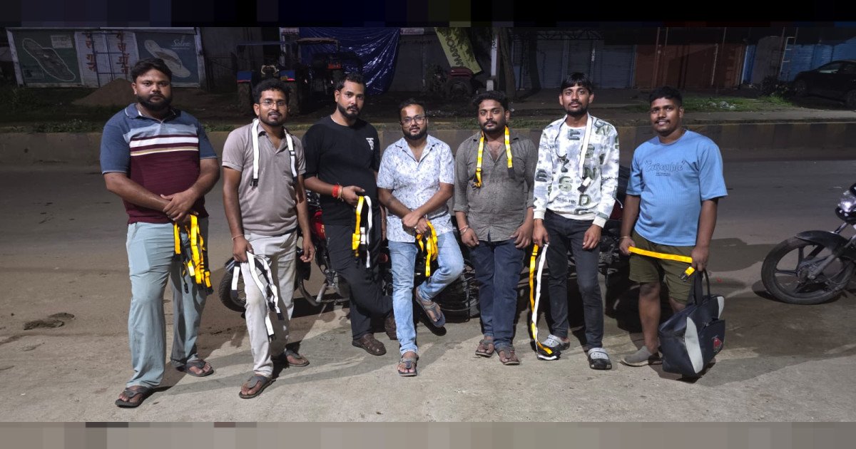 बेजुबान पशुओं की सुरक्षा में शिव मारुति युवा संगठन की अनूठी पहल, तीन वर्षों से जारी रेडियम बेल्ट अभियान